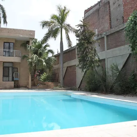 A Scholar Paradise Resort - Lush & Luxe Pool House